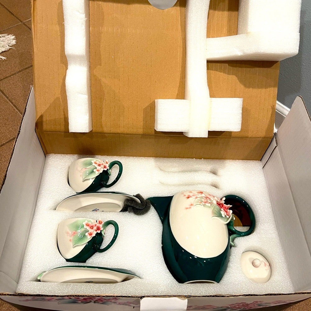 Franz Porcealin “Shining Hope” tea set new in box